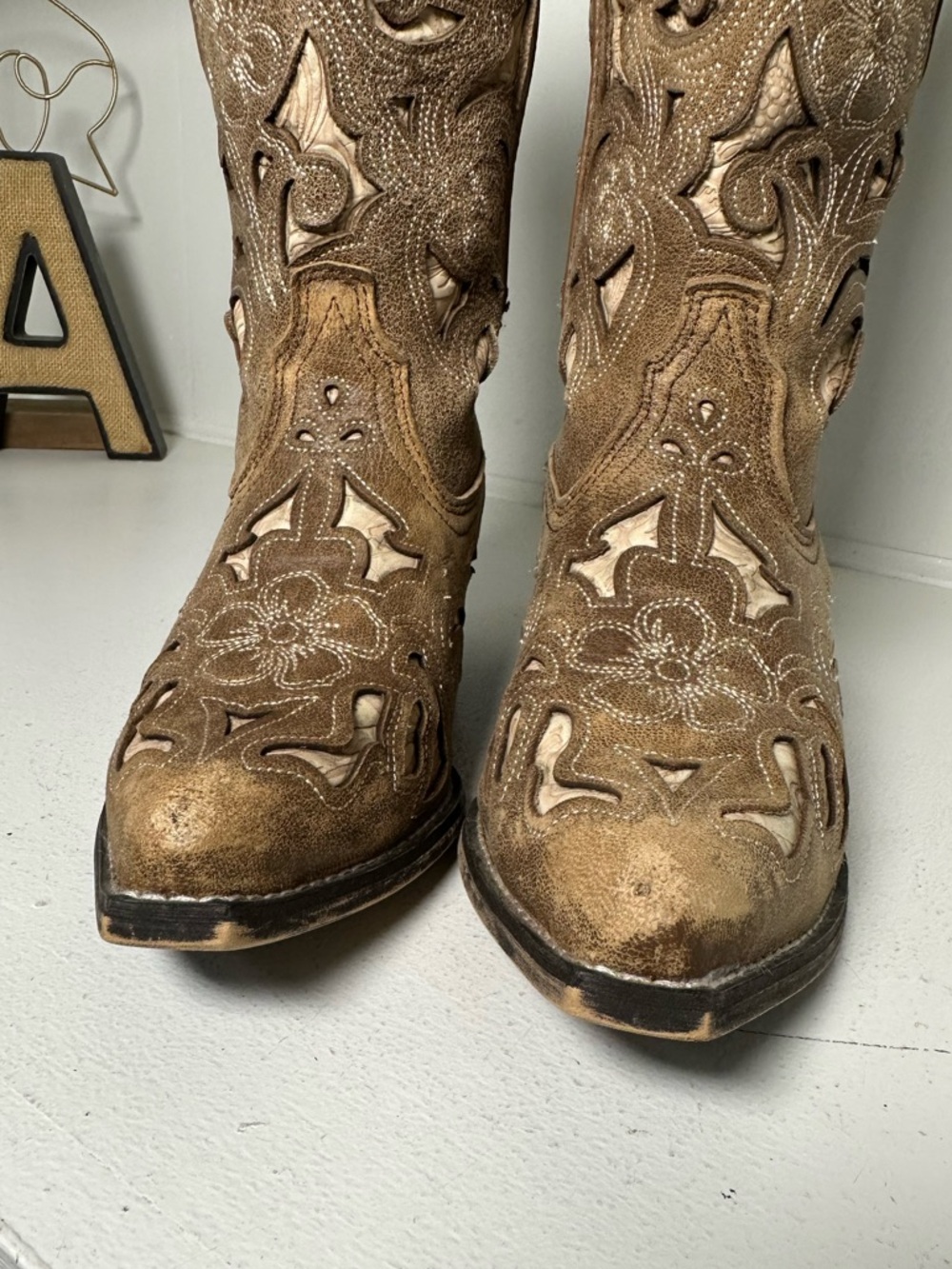 **SOLD**Laredo Womens 6.5 Western Cowboy Boots Tan Beige Embroidered Snip Toe - Picture 4 of 9